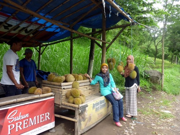 Makan Durian di Batu, Malang